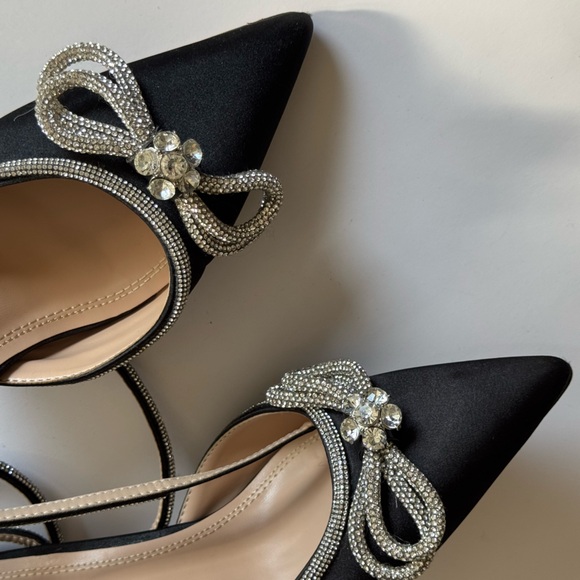 Bow heels. Satin finish. Size 10. - Picture 13 of 13